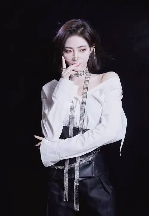 the9许佳琪,台上气场全开台下百变造型,宝藏女孩kiki绝了_青春_舞台