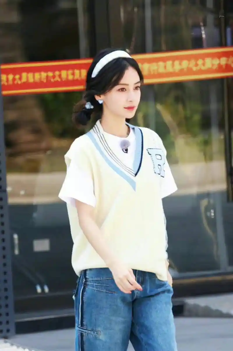 杨颖解锁秋季学院风新造型引热议,清新俏丽又减龄,看不出33岁_时尚