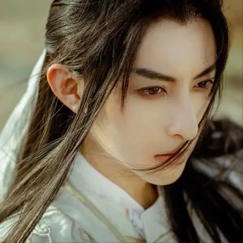 他身着青衣,自门外走来,初晨的阳光流动在他身上