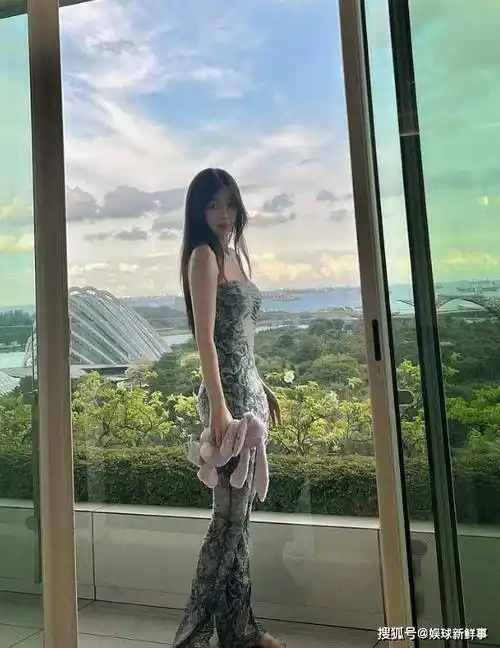 虞书欣在ig简单发文"hello sg(哈罗新加坡)",同时分享似沿途到酒店