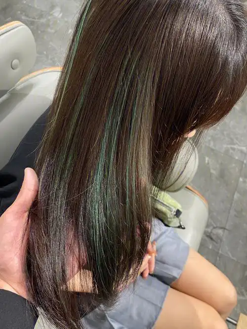 难换其他发色的在条件允许情况下可以做这种藏在头发里面的挑染掉色了