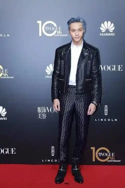 当「陈伟霆」脱下衣服,露出「键盘腹肌」,我爱上了这颗行走的春药!