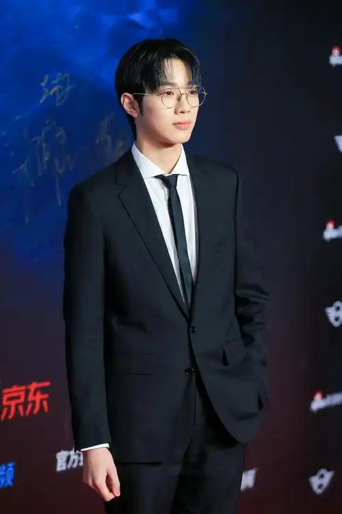 赖冠霖现身2019风格大赏红毯 黑色西服套装帅气干练