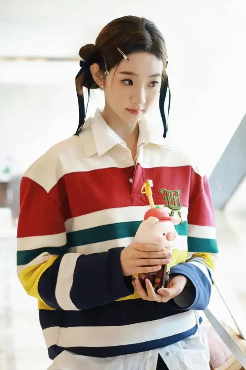 张艺凡双丸子头