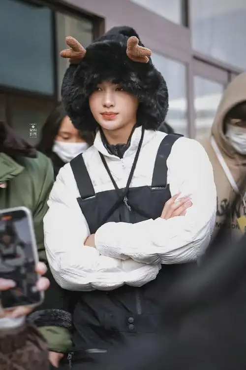 好奶好想rua无奖竞猜:黄明昊有多少不同的帽子?