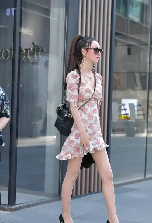 碎花的连衣裙浪漫优雅,搭配一双小高跟鞋非常可爱浪漫哦|碎花|碎花