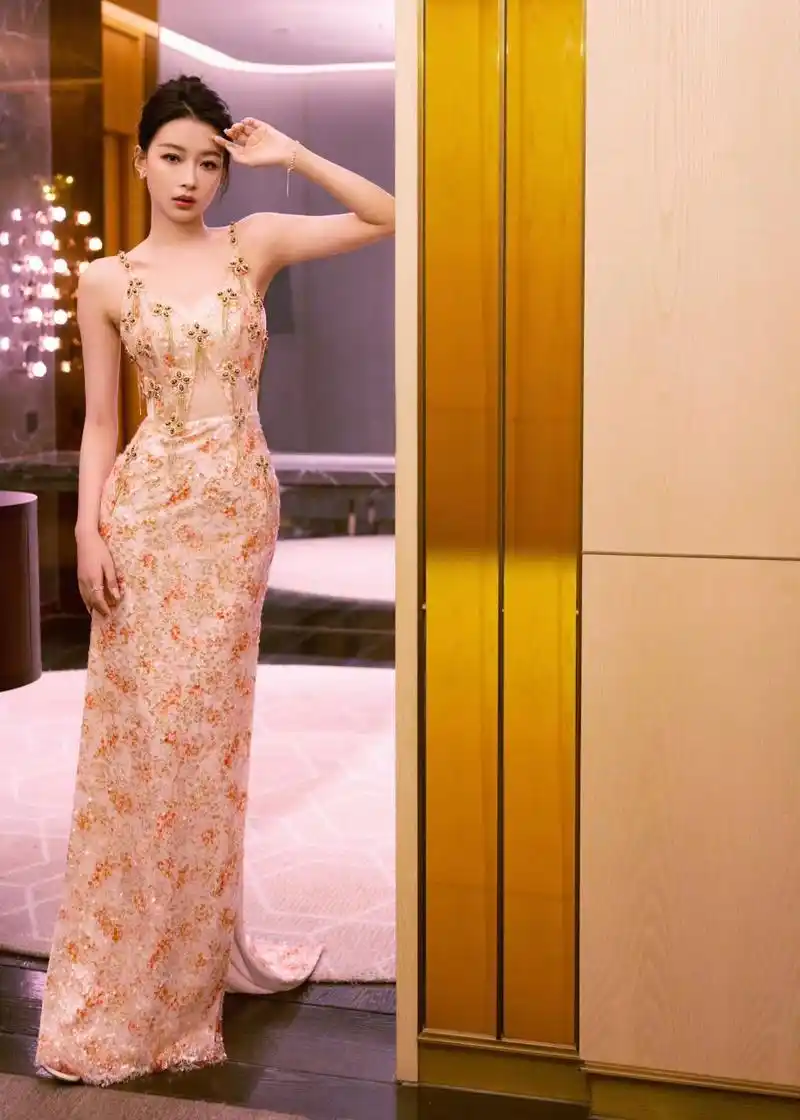 孙怡一袭金粉吊带裙,优雅靓丽好迷人.#明星穿搭# #孙怡