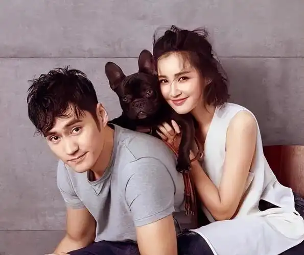 张歆艺近照总算嫁对人了(170身材真好穿普通黑色t恤配