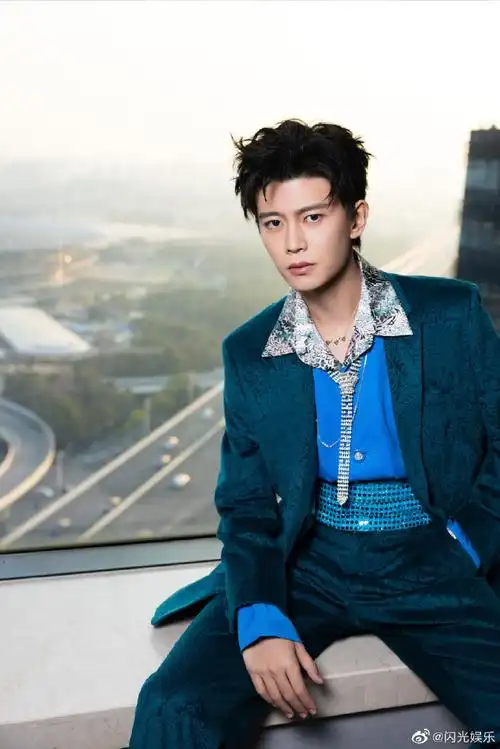 任嘉伦绿色暗纹西装套装造型##任嘉伦跨年大片