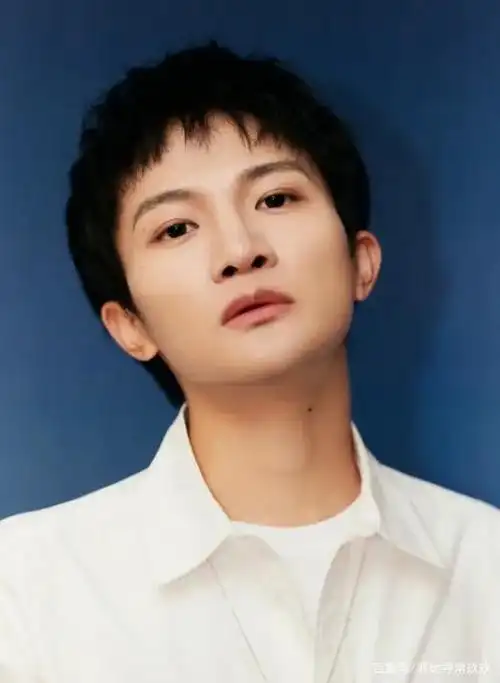 上学时被同学排挤,好声音被那英舍弃,30岁的周深究竟经历了什么