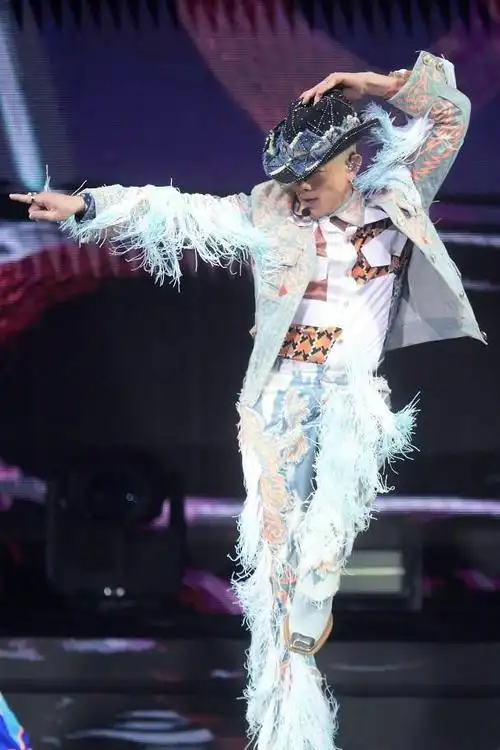 巡演结束接受采访时,郭富城显露看着女儿们站在台上挥舞着应援棒,毋庸