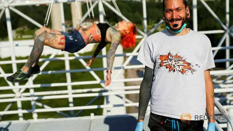 波黑艺术家用铁钩穿肉悬挂人体 称很安全(组图)