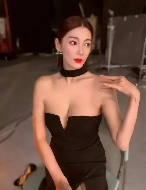 张雨绮爆闪黑裙 女王气质闪耀红毯