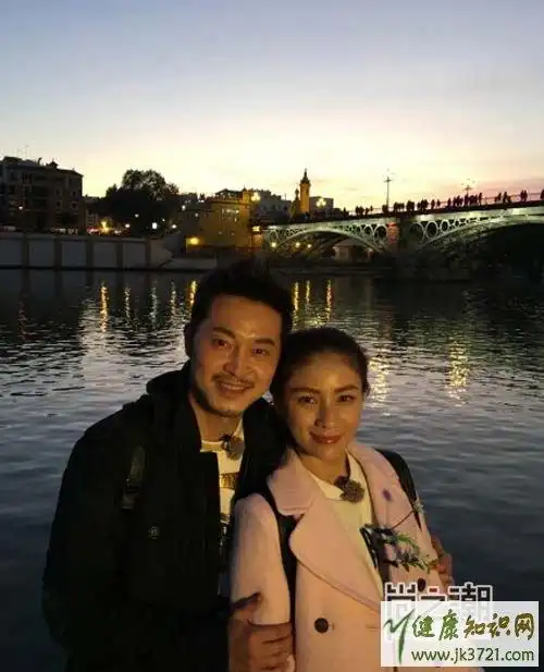 沙溢晒与妻子合影甜蜜 看沙溢胡可恋爱婚姻爱情故事