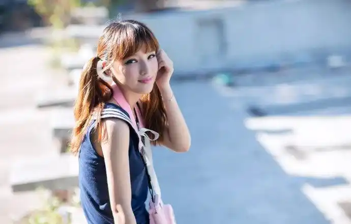 气质美女图片学生妹校园闲逛生活照