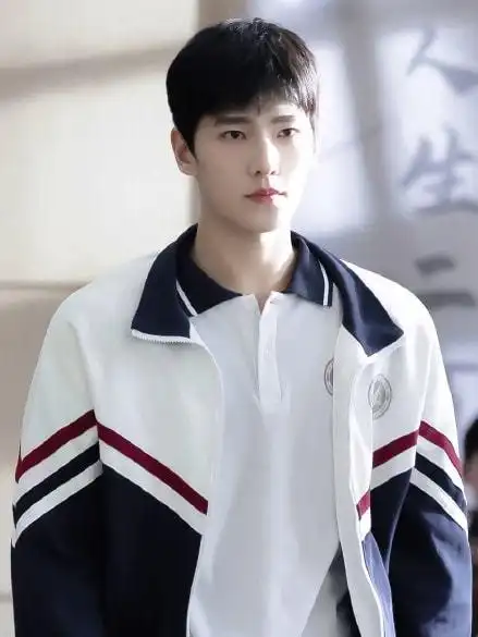 《你是我的荣耀》中有一段高中校园的回忆,剧中的杨洋身穿蓝白色校服