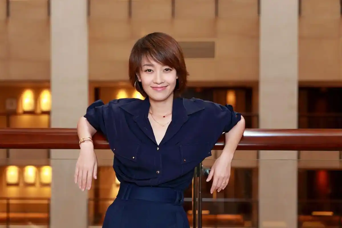 马伊琍俏皮展示180度踢腿 身体柔韧度惊人