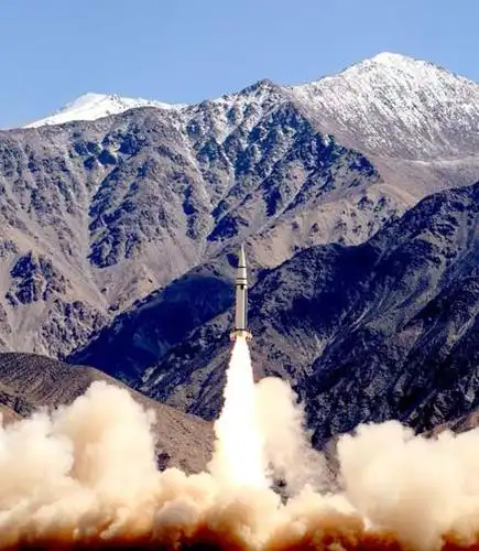 资料图:解放军二炮部队东风15战术导弹发射