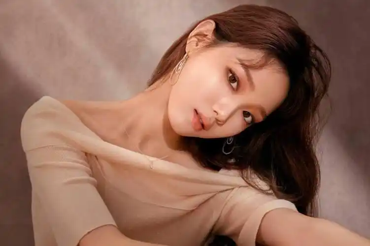 李圣经代言写真