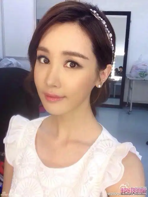 超级明星娱乐讯 韩女星李多海近日出演新剧,宣传照及微博自拍让人发现