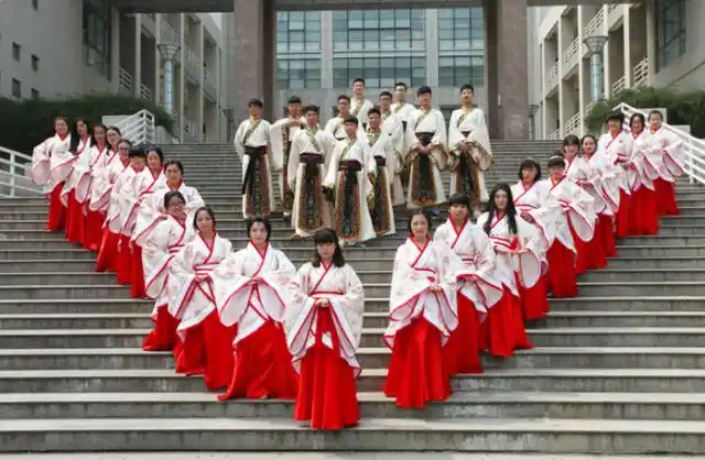 "汉服校服"走红,学生党看的"眼热",教导主任表示:纯属胡闹