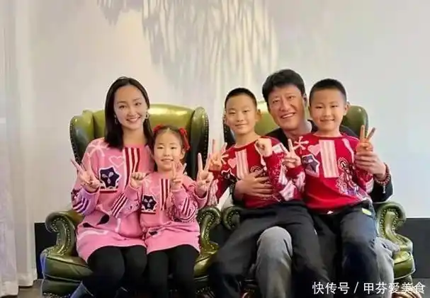 于震晒全家福!老婆貌美似少女,3儿女高颜值和老爸共用一张脸