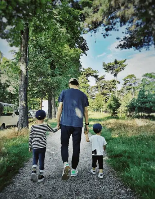 靳东为4岁儿子庆生,晒俩娃骑车背影秀幸福,网友:生个女儿吧_李佳大