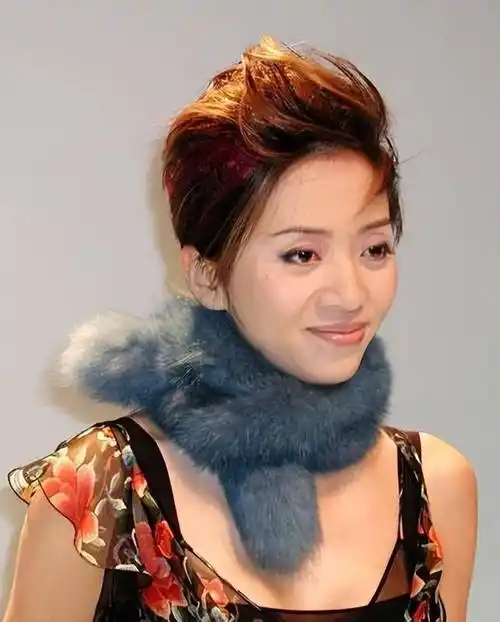 他揍了曾志伟,封杀了张柏芝,让成龙跪下,现在却消失在娱乐圈!