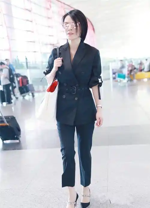 49岁俞飞鸿的"减龄穿搭"真美,时尚优雅两不误,尽显成熟魅力_衬衫_气质