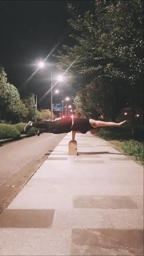 健身宁教练传递健身正能量#单臂支撑孔雀式