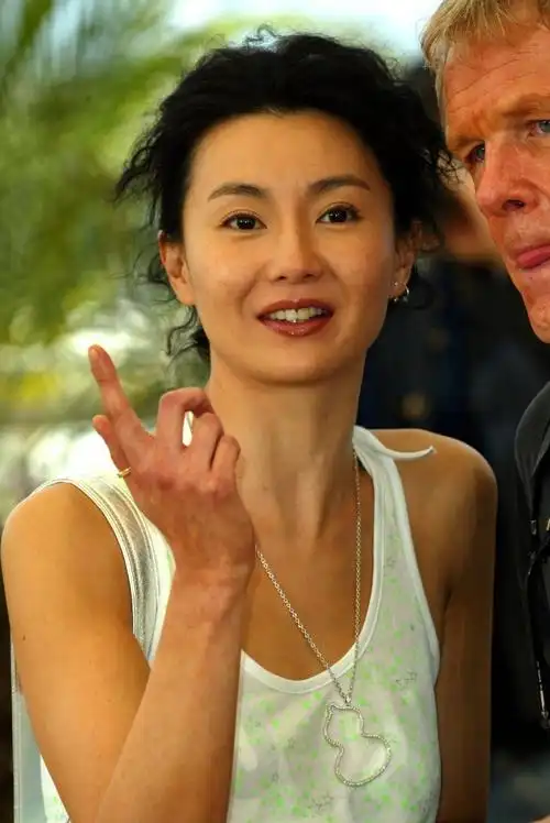 年穿小背心和低腰牛仔裤出席戛纳电影节 photocall 的风格偶像张曼玉