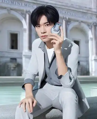 易烊千玺香水大片曝光,别出心裁用照片诠释五种味道