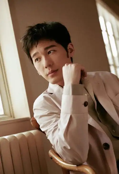 白宇看秀生图##白宇惬意休闲风造型看秀