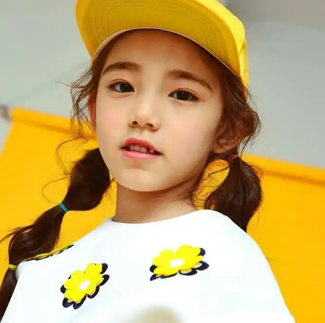 究其原因,李恩采的性早熟很大程度上要归咎于她