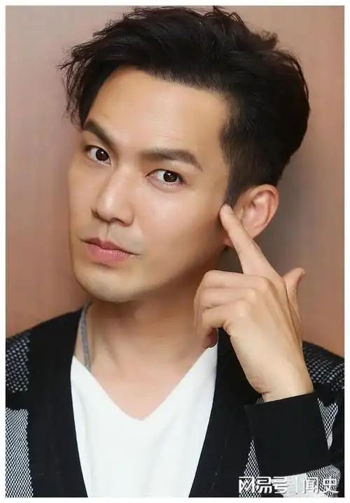 有人猜测是任嘉伦,因为他有很多古偶,不过他很年轻,结婚生子了,真不