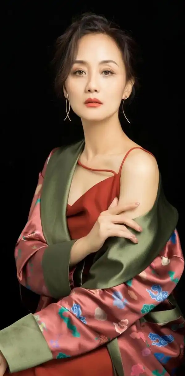 李颖是一位著名的模特和演员,她的演技和外貌都备受认可.