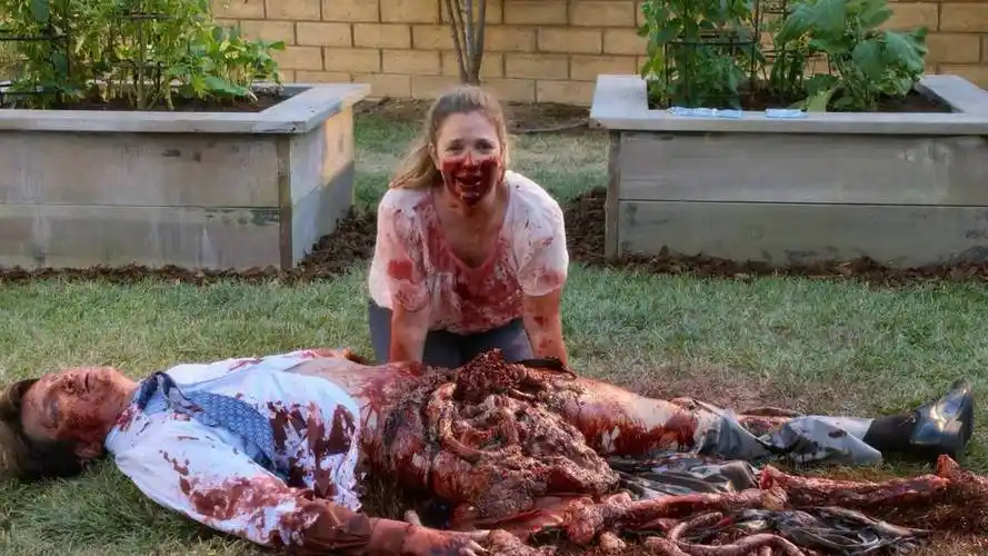 看到这,你已经发现,此剧根本不是一般丧尸片套路:吃掉家人 → 全镇