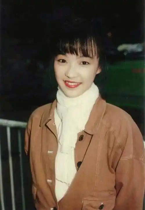 她是香港一代天后,被3个男人分手,巅峰时退出歌坛,至今仍单身_陈慧娴