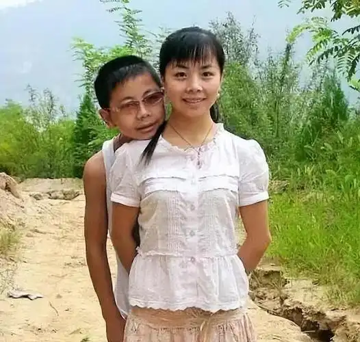 回顾歌手王二妮:23岁成名,放弃百万年薪下嫁农村丈夫过得怎样