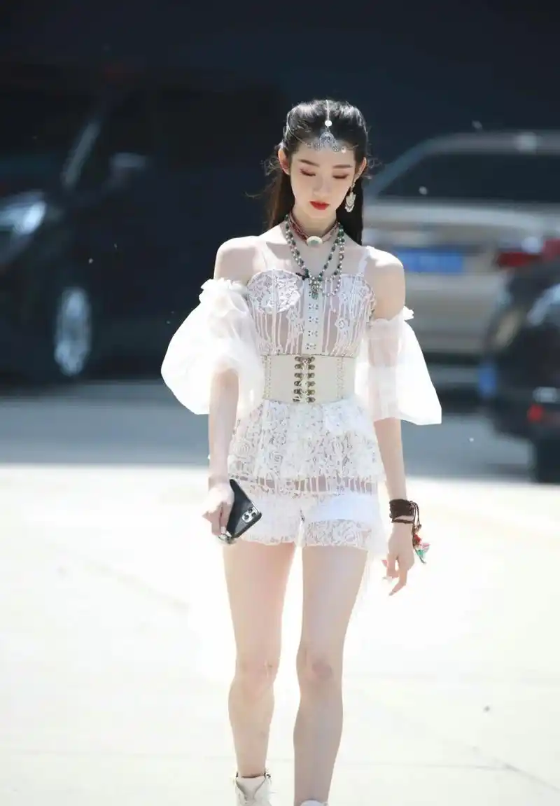 张艺凡透视纱裙白嫩身体性感实拍  薄薄一层透明纱若隐若现,一双美腿