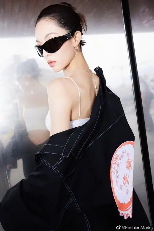 钟楚曦巴黎看秀造型