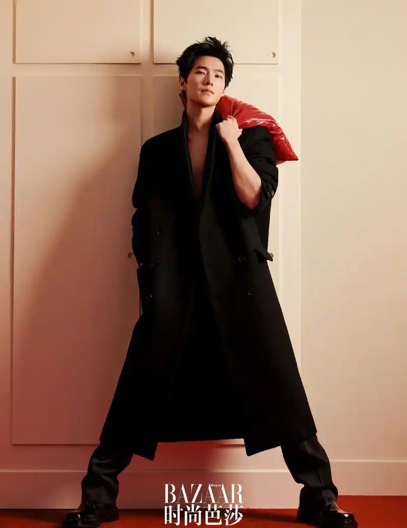 杨洋第五次登封芭莎!背心秀肌肉,真空穿大衣,演绎帅气大男主