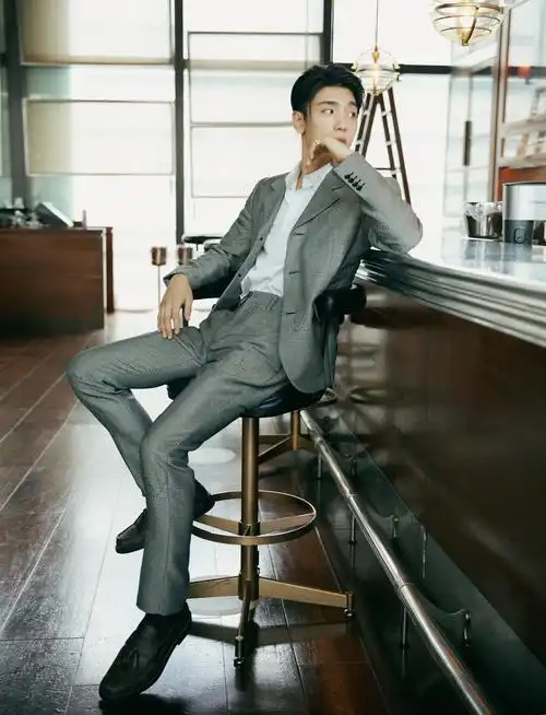 王子异受邀参加时装大秀暗纹格西装加身帅气稳重