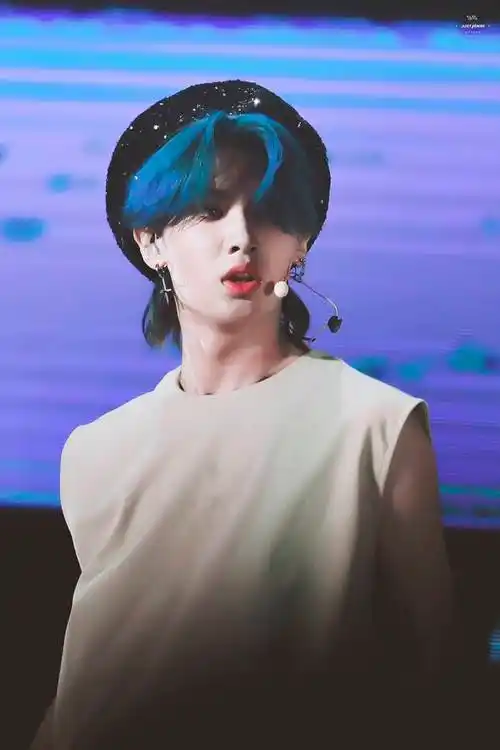 黄明昊justin蓝发