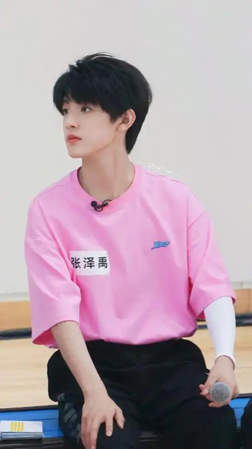 粉红色的雨天快乐是因为你的出现@tf家族-张泽禹近距离恋爱-go!go!