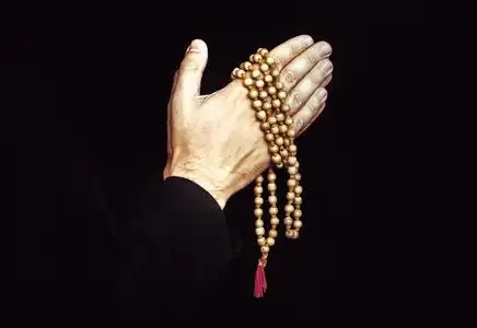 祷告的双手双手合十在祈祷上孤立的黑色背景.在祷告中牧师.