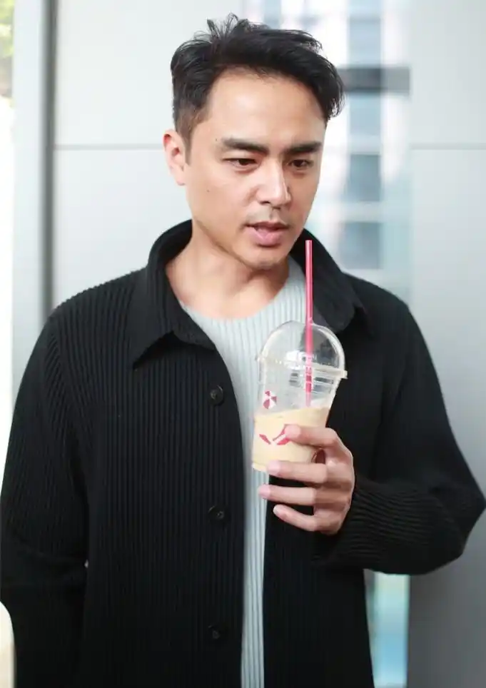 38岁明道现身,比发际线更抢镜的是牙黄!网友:颜值挺路人的