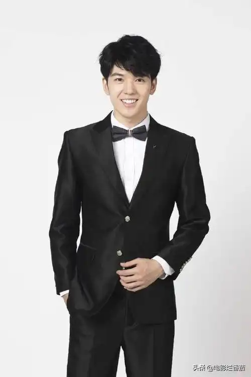 还不止袁姗姗一人,和她前后脚上热搜的,还有声入人心男团的成员仝卓