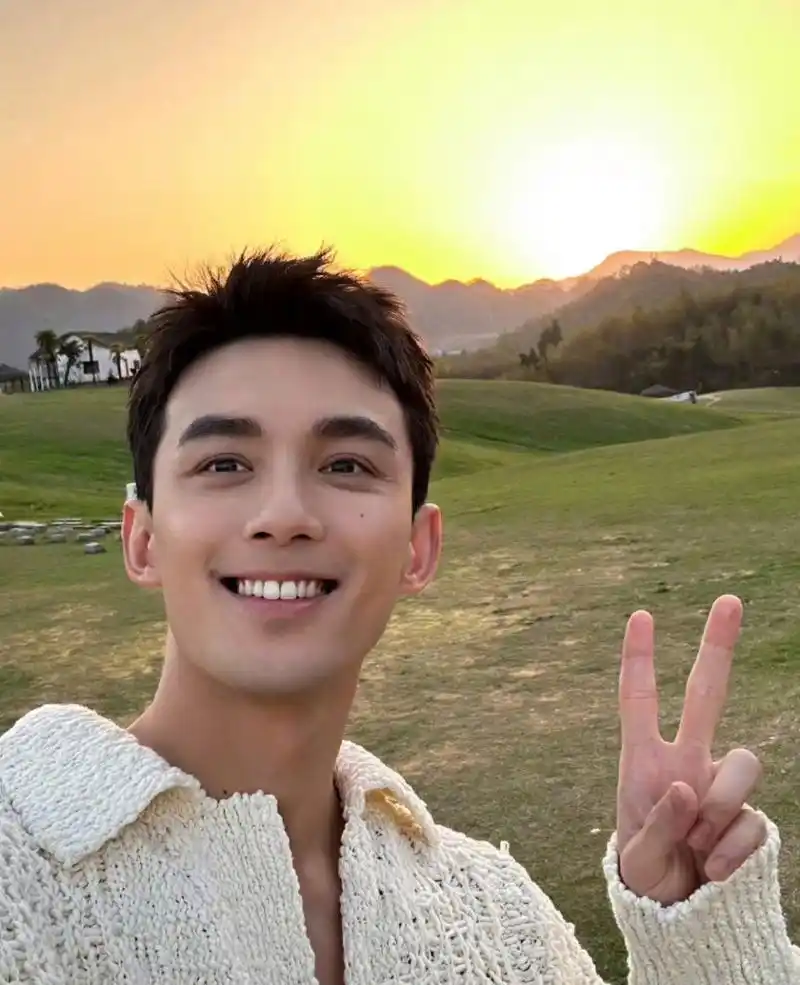 吴磊迎着夕阳自拍宠粉,收工下班抑制不住的喜悦.
