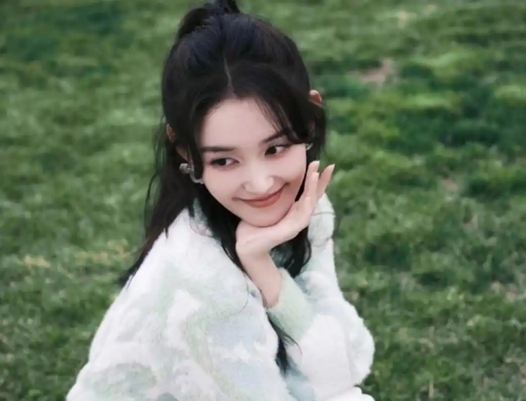 蒋依依分享活力生活照,青春洋溢笑容灿烂,一看就很喜气的小姑娘.